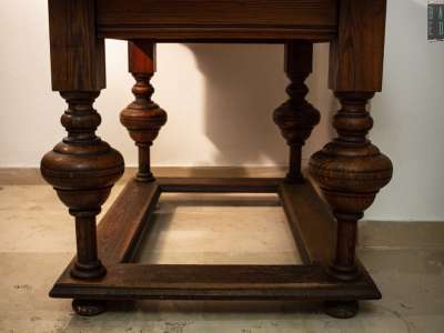 Ma attenzione, il mobile � un gioiello: fa parte degli arredi disegnati minuziosamente da Alaksej Victrovic Schusev in persona, l'architetto che progett� e realizz� l'intero complesso sacro...